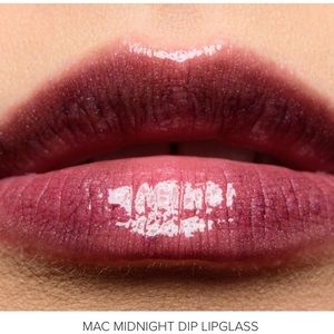 ✨✨MAC MIDNIGHT DIP LIPGLASS✨